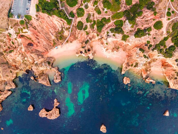 Foto vista ad alto angolo delle rocce sulla spiaggia