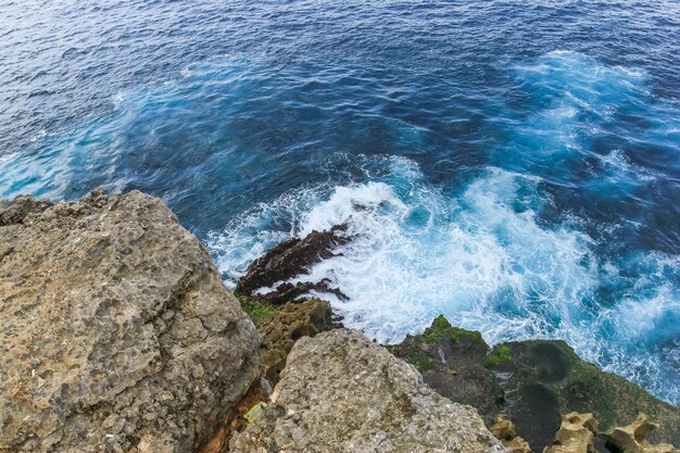 Foto vista ad alto angolo delle rocce sulla spiaggia