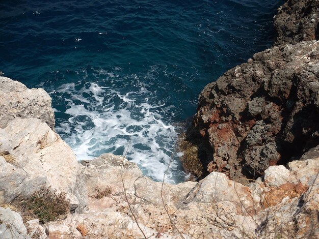 Foto vista ad alto angolo delle rocce sulla spiaggia