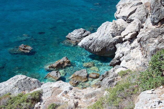 Foto vista ad alto angolo delle rocce dal mare