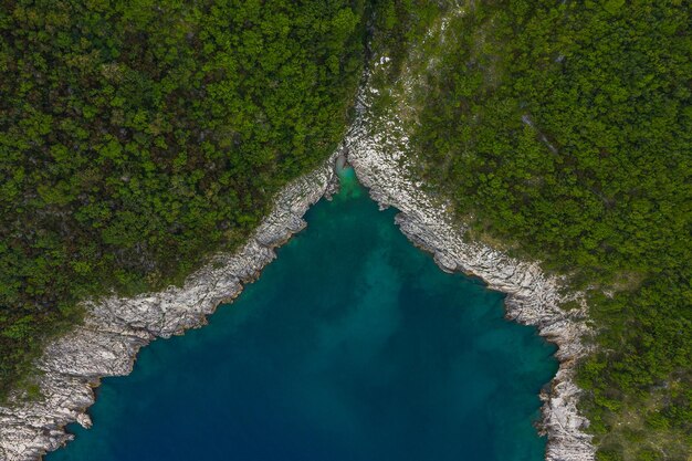 Photo high angle view of rocks by sea