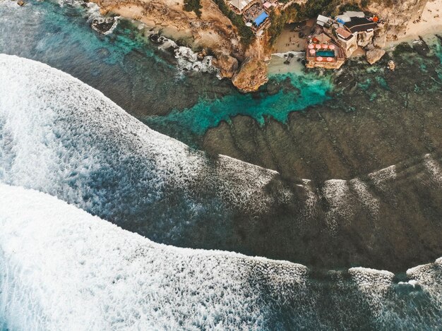 Photo high angle view of rocks by sea