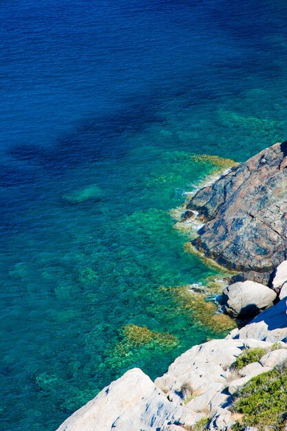 Photo high angle view of rocks by sea