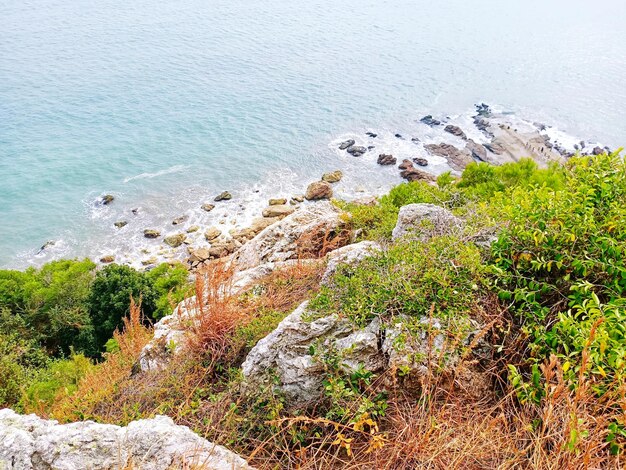 Foto vista ad alto angolo delle rocce dal mare