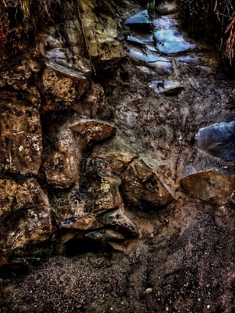 Foto vista ad alto angolo delle rocce sul campo