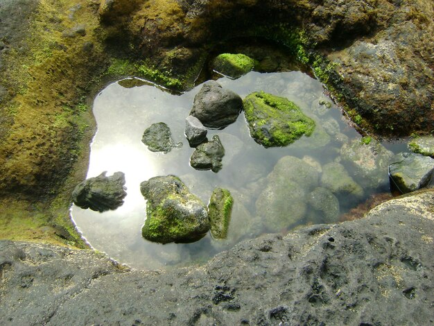 Foto vista ad alto angolo delle rocce nel fiume