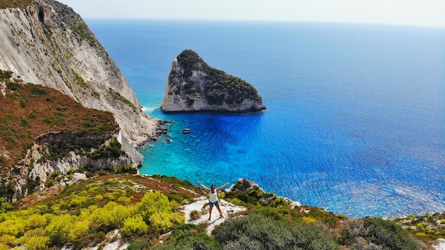 Foto vista ad alto angolo delle rocce sulla riva del mare contro il cielo