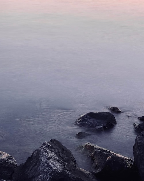 Foto vista ad alta angolazione delle rocce sulla riva del mare