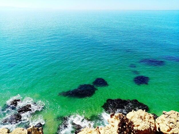 Photo high angle view of rocks on sea shore