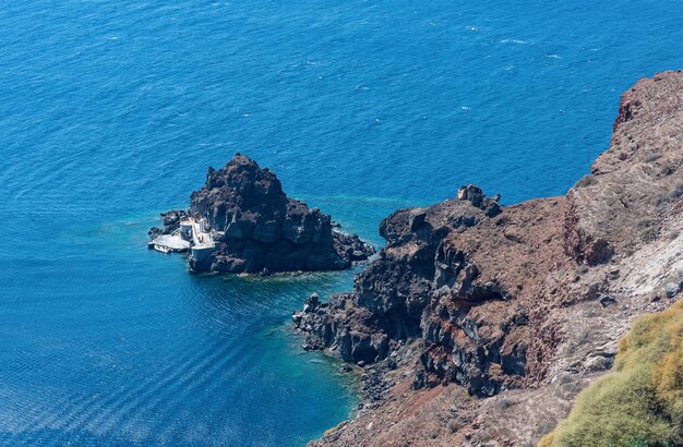 Foto vista ad alto angolo delle rocce sulla riva del mare