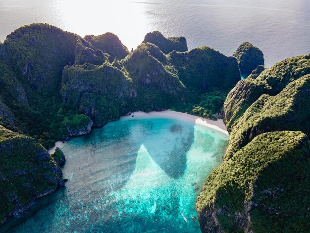 Photo high angle view of rocks in sea