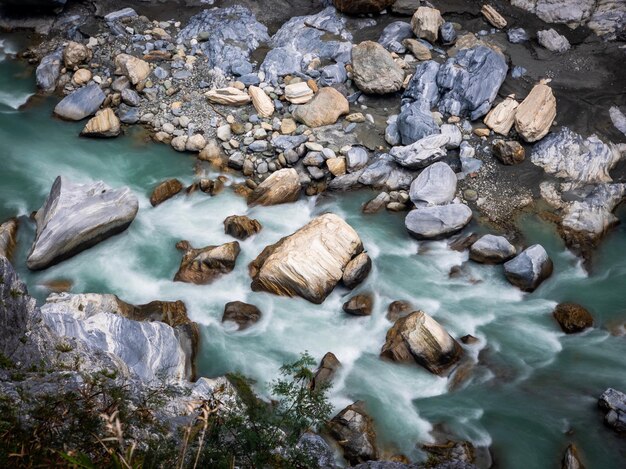 Photo high angle view of rocks in sea