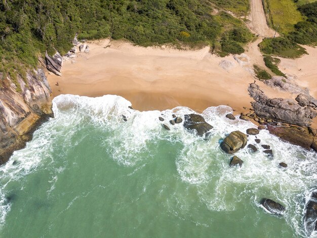 Photo high angle view of rocks in sea