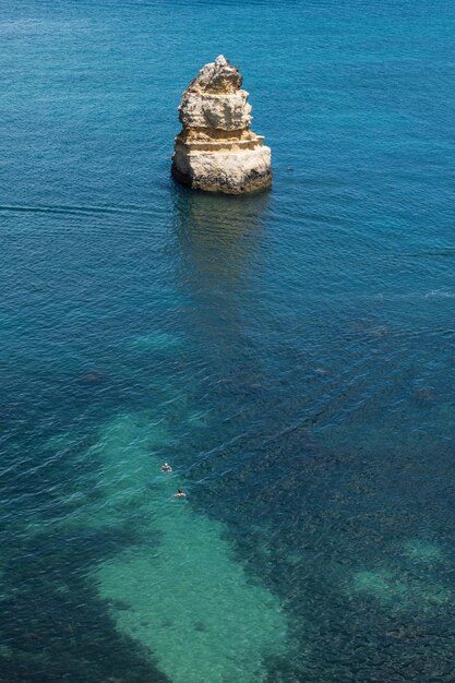 Foto vista ad alto angolo delle rocce in mare