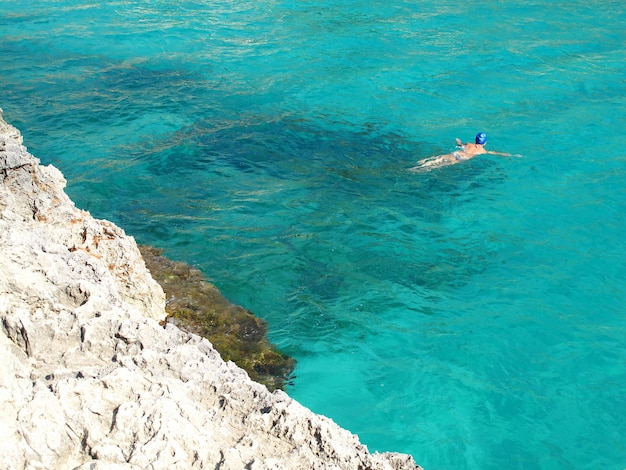 Foto vista ad alto angolo delle rocce in mare