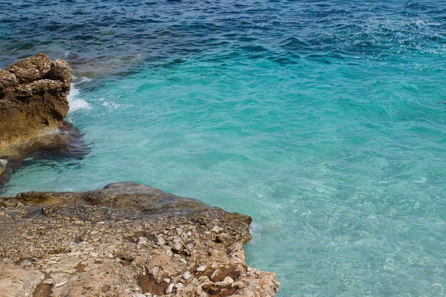 Foto vista ad alto angolo delle rocce in mare