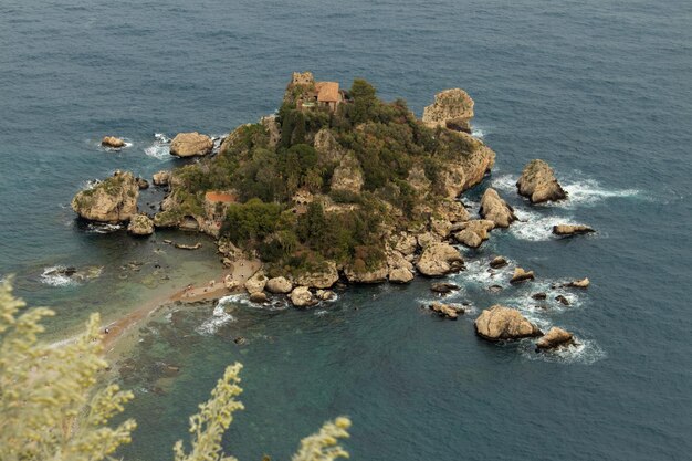 Photo high angle view of rocks on sea