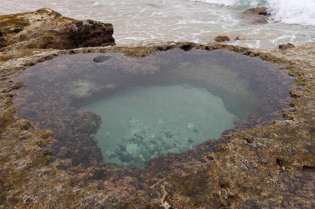 Foto vista ad alto angolo delle rocce in mare