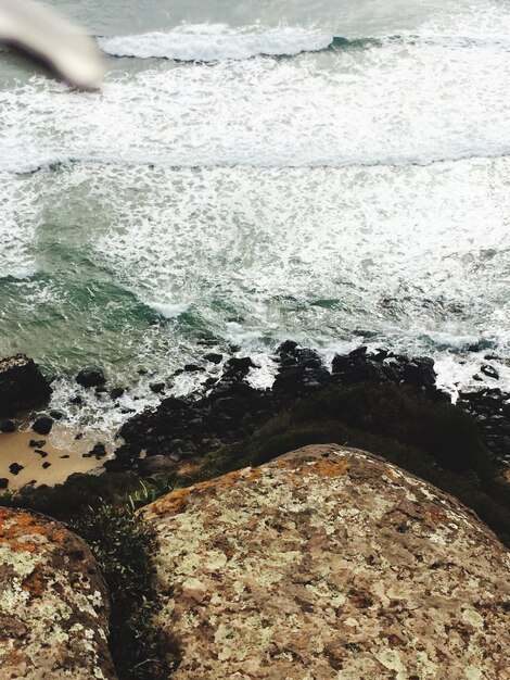 Foto vista ad alto angolo delle rocce sulla riva del mare