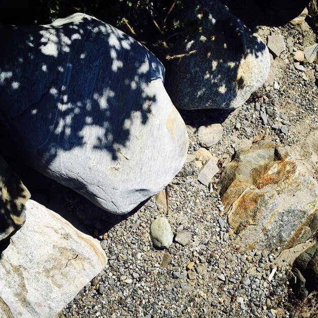 Foto vista ad alto angolo delle rocce in una giornata di sole