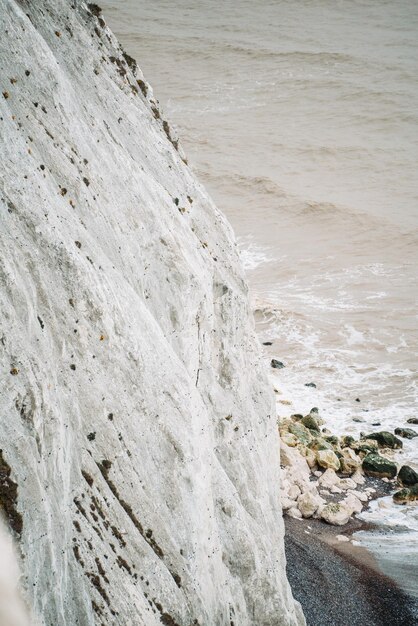 Photo high angle view of rocky beach