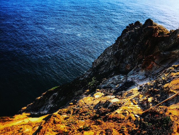 Foto vista ad alto angolo della riva rocciosa