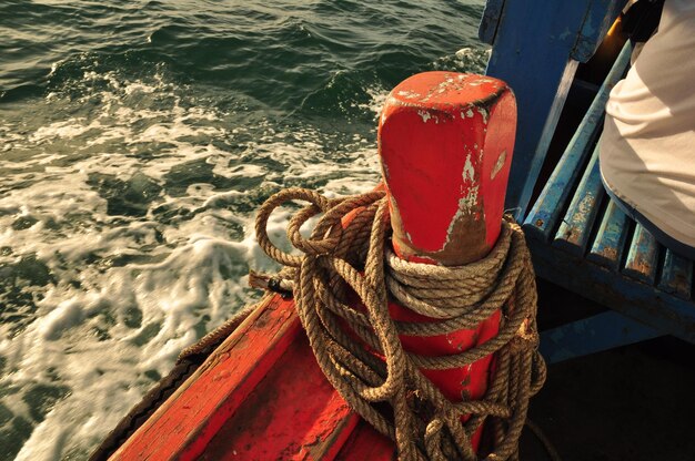 ボートに縛られたロープの高角度のビュー