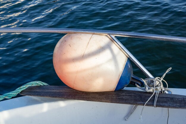 Photo high angle view of rope tied on boat