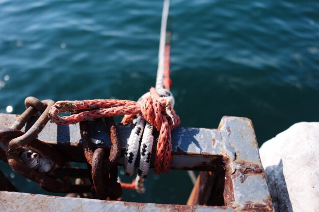 Foto vista ad alto angolo di una corda legata su una barca