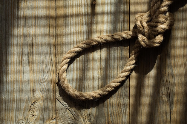 Foto vista ad alto angolo di una corda legata al legno