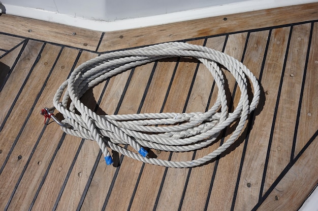 Photo high angle view of rope tied on wooden boardwalk