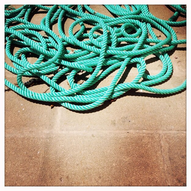 Photo high angle view of ropes on floor