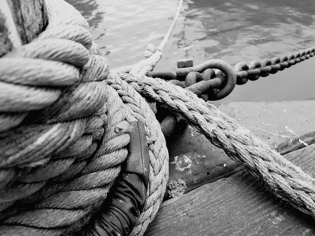 Photo high angle view of ropes tied on pier