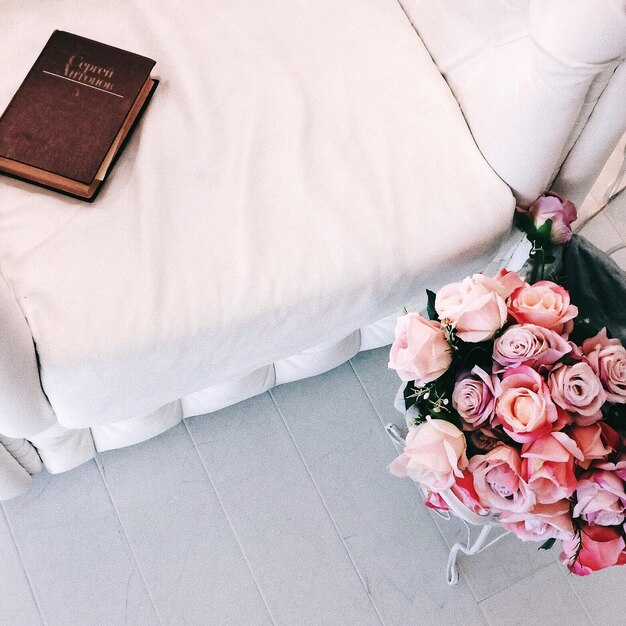 Foto vista ad alto angolo del bouquet di rose dal letto