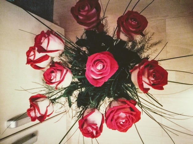 Foto vista ad alto angolo del bouquet di rose sul tavolo