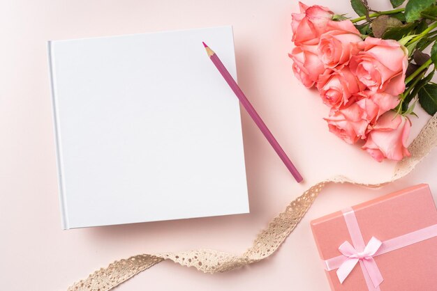 Foto vista ad alto angolo di un bouquet di rose su un tavolo bianco