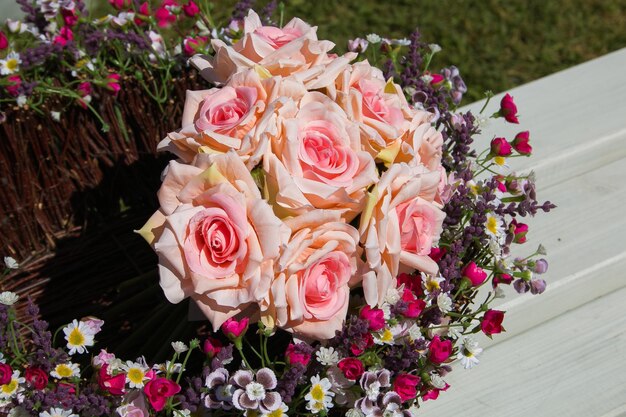 Foto vista ad alto angolo del bouquet di rose