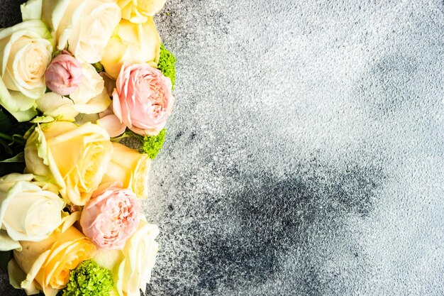 Foto vista ad alta angolazione del bouquet di rose