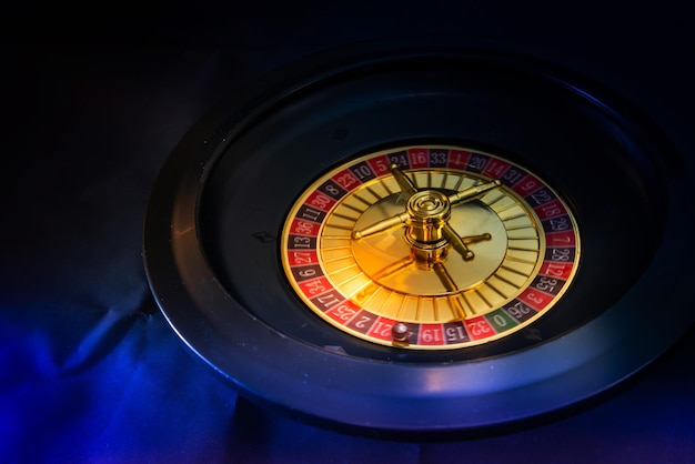 Photo high angle view of roulette wheel at casino