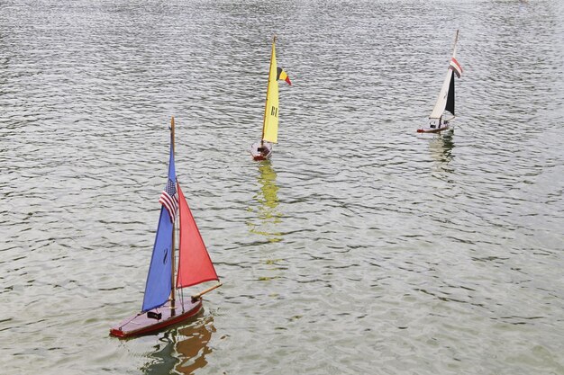 Foto vista ad alto angolo di una barca a vela nel lago