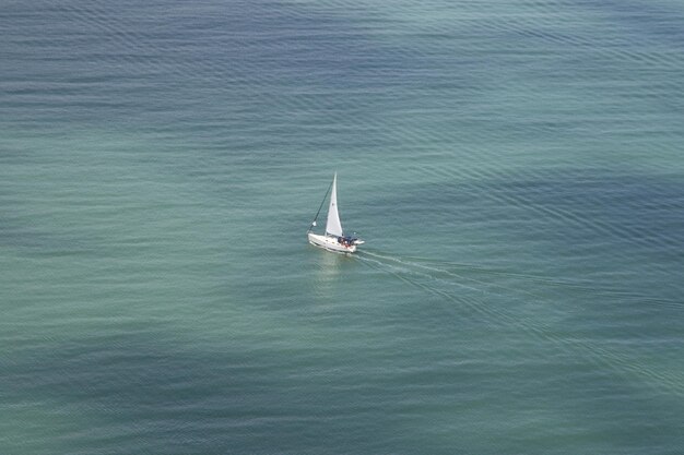 Photo high angle view of sailboat sailing on sea