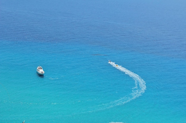 海中の帆船の高角度の視点