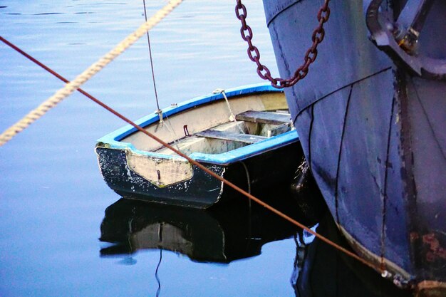 Foto vista ad alto angolo di una barca a vela in mare