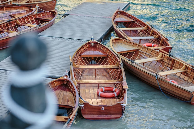 Foto vista ad alto angolo di barche a vela ormeggiate nel fiume