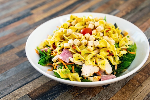 Photo high angle view of salad in bowl on table