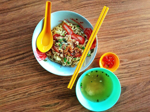 Photo high angle view of salad in bowl on table