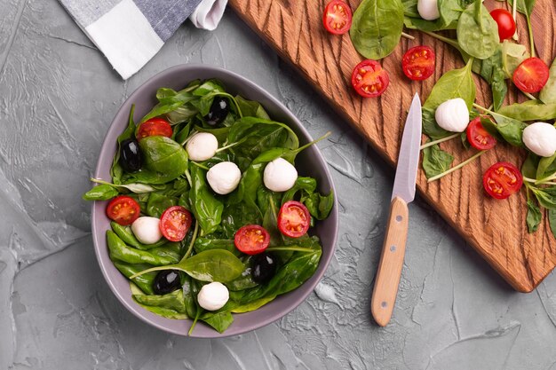 Photo high angle view of salad in plate on table