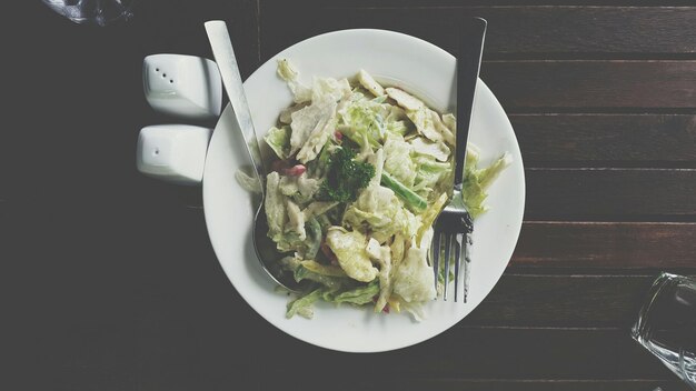 Photo high angle view of salad served in plate on table