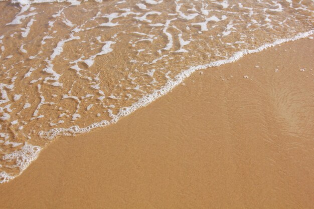 Высокоугольный вид песка на пляже