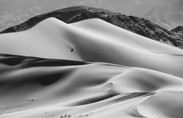 Foto vista ad alto angolo delle dune di sabbia e delle montagne